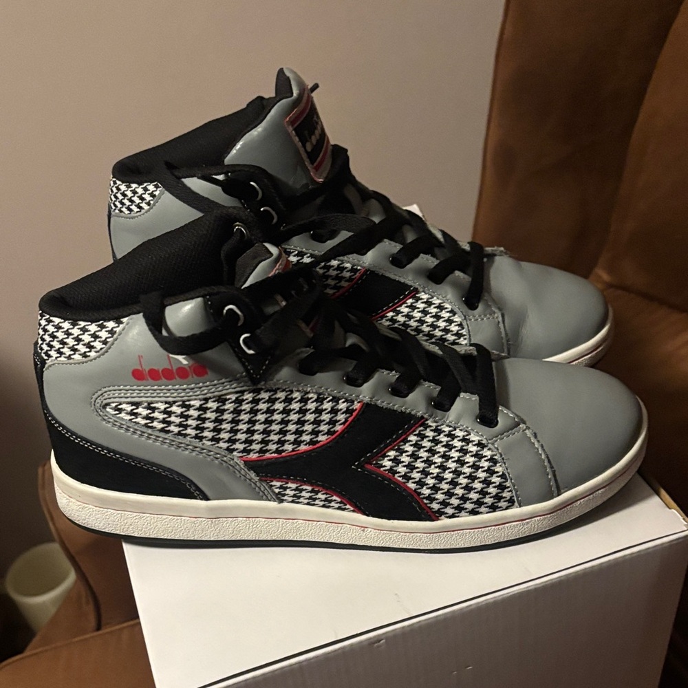 Diadora Men 9 1/2 Sneakers - Gray, Black, and Red